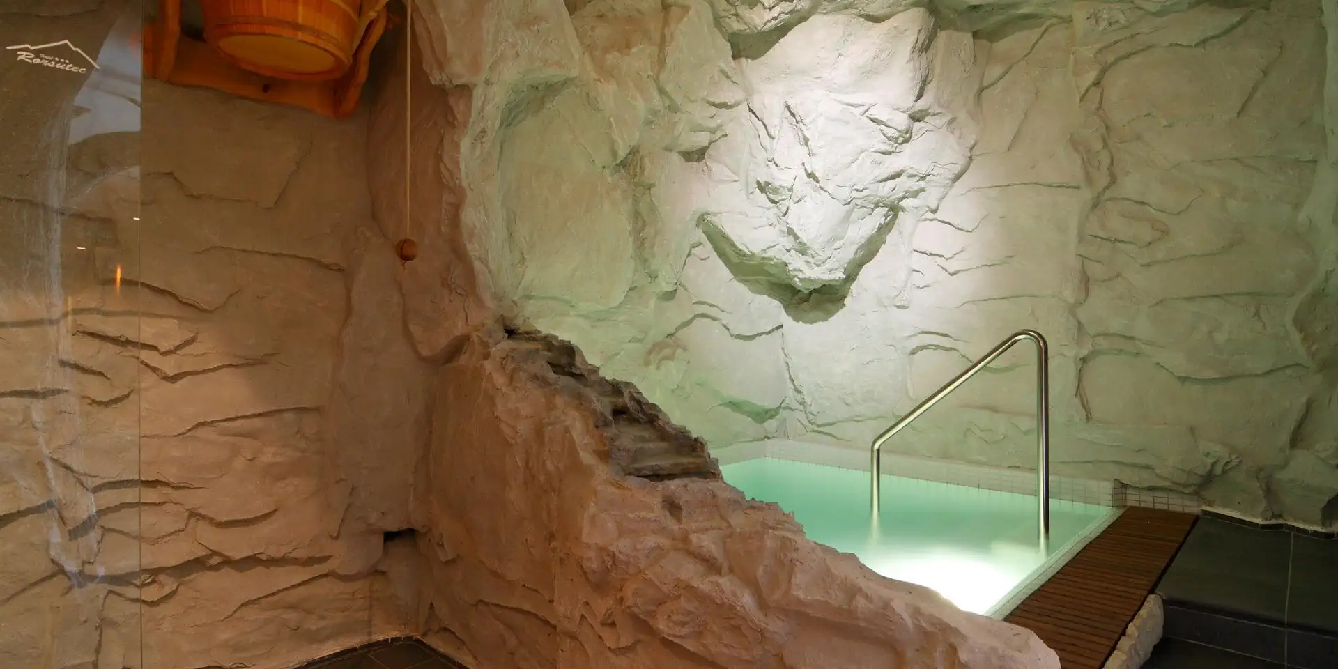 Cave whirlpool — wellness Hotel Rozsutec